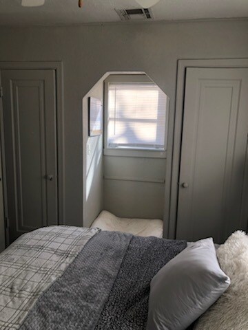 Building Photo - 922 1/2 Elm St