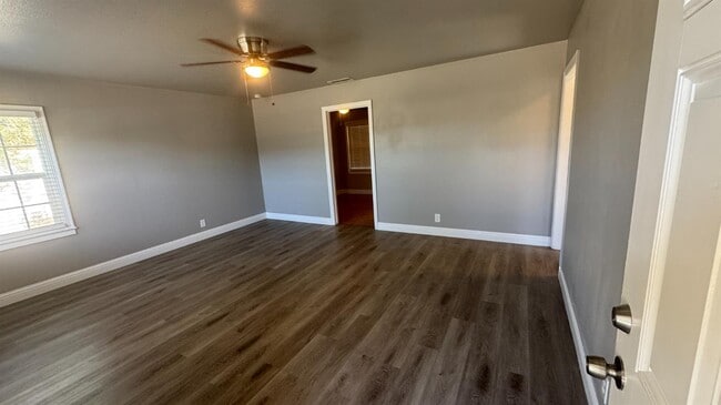 Building Photo - 1235 W Griffith Way