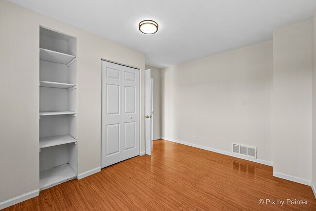 Building Photo - 327 E Lake St