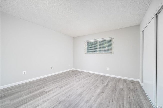 Building Photo - Clean & updated 2 bed/2 bath condo available for lease. Student-friendly & walking distance to UCR