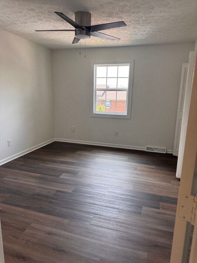 Building Photo - 3 Bedroom || 1.5 Bathroom Townhome
