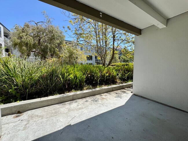 Building Photo - Beautiful Courtyard Level Flat with Outdoor Garden Patio