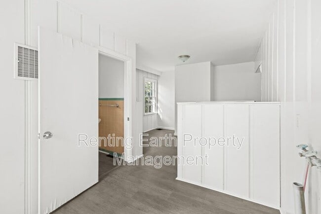 Building Photo - 805 Vanderbilt St