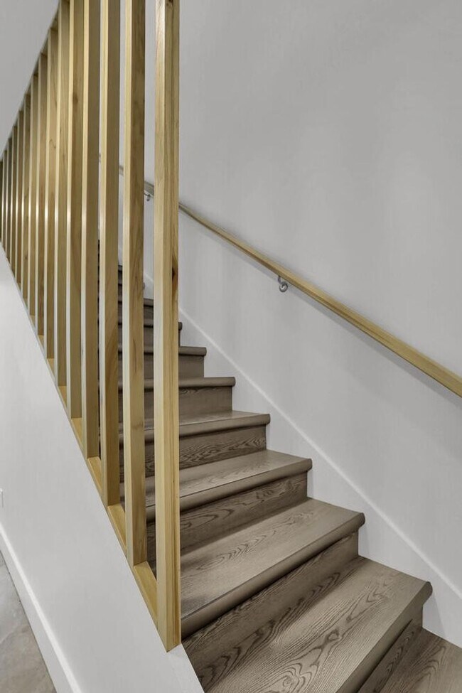 Building Photo - FUNky Building on Kingshwy