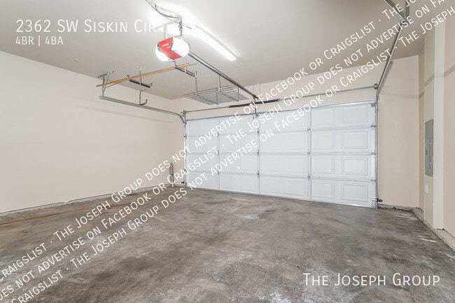 Building Photo - 2362 SW Siskin Cir