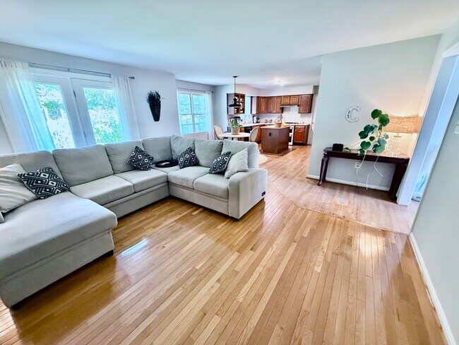Building Photo - 2730 Wildwood Cir