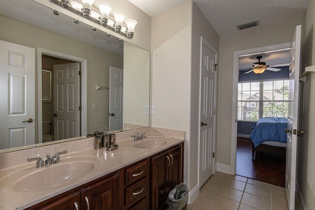 Building Photo - BEAUTIFUL 5 Bedroom/4 Bath Home Located in...