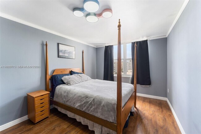 Building Photo - 1080 94th St