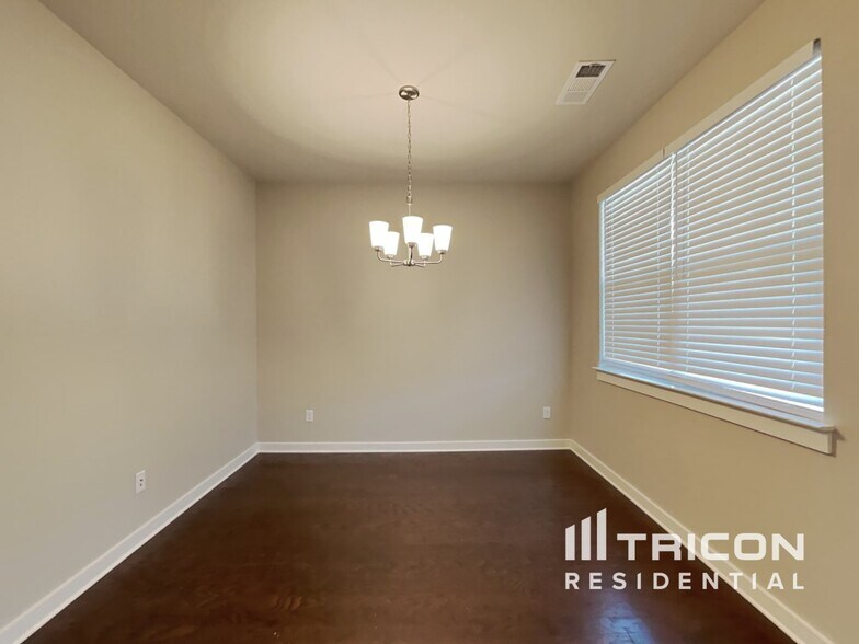 Building Photo - 4941 Kingdom Dr