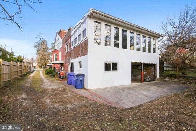 Building Photo - 746 Thayer Ave