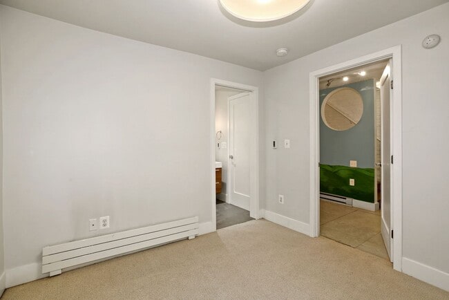 Building Photo - Available Now! 4 Bedroom  3.5  Bathroom Townhouse //Woodley Park// Garage, Driveway & 3 Levels of...