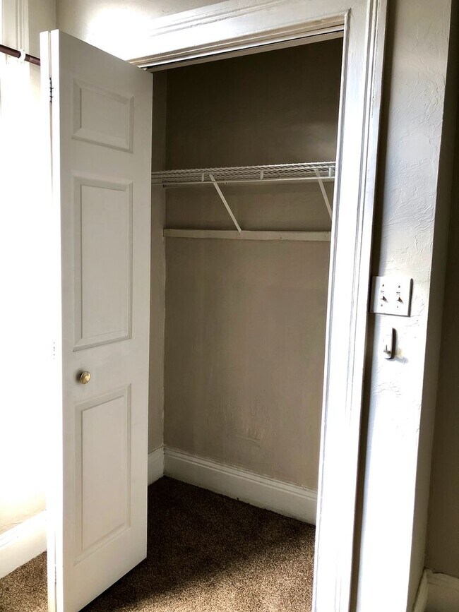 Building Photo - *** Shadyside Duplex Apartment * Pet Friendly * Spacious & Renovated * Available Now * Modern Fin...