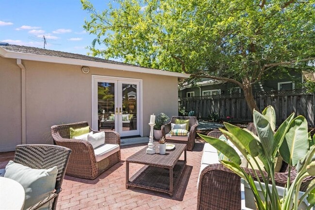 Building Photo - 831 Bruce Dr