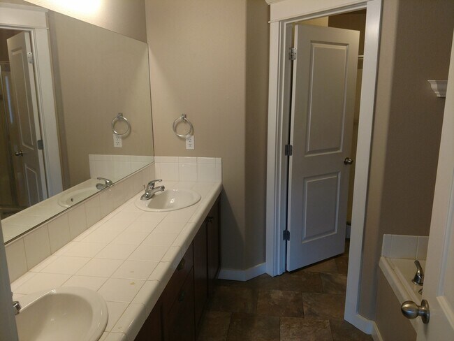 Building Photo - SW Bend - 3 Bed 2.5 Bath -Fenced-Corner lot-Amenities