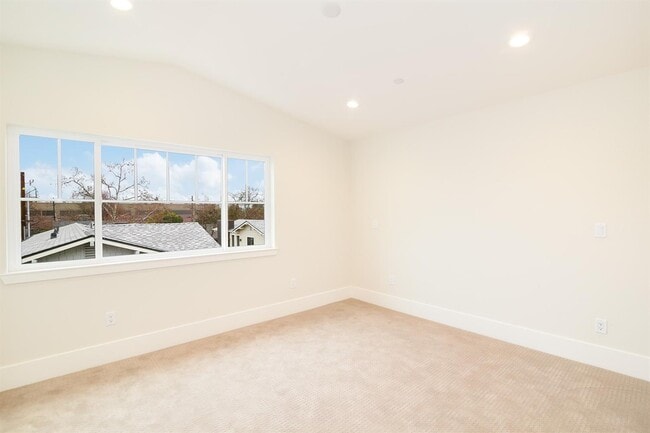 Building Photo - NEWER HOME -4 BED, 3.5 BATHS, 2 CAR GARAGE DOWNTOWN LIVING