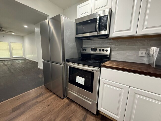 Building Photo - 908-910 Wells St