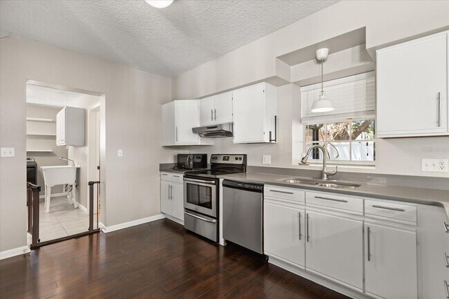 Building Photo - 742 N Westmoreland Dr