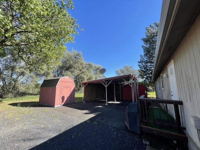 Building Photo - 1609 Diamond Ave