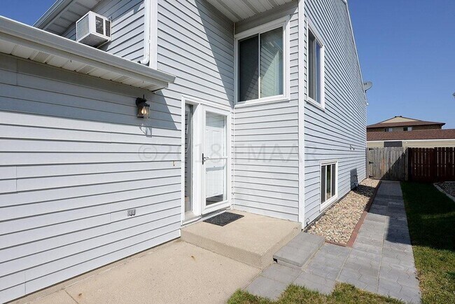 Building Photo - 4 Bed, 2 Bath Twinhome in South Fargo!