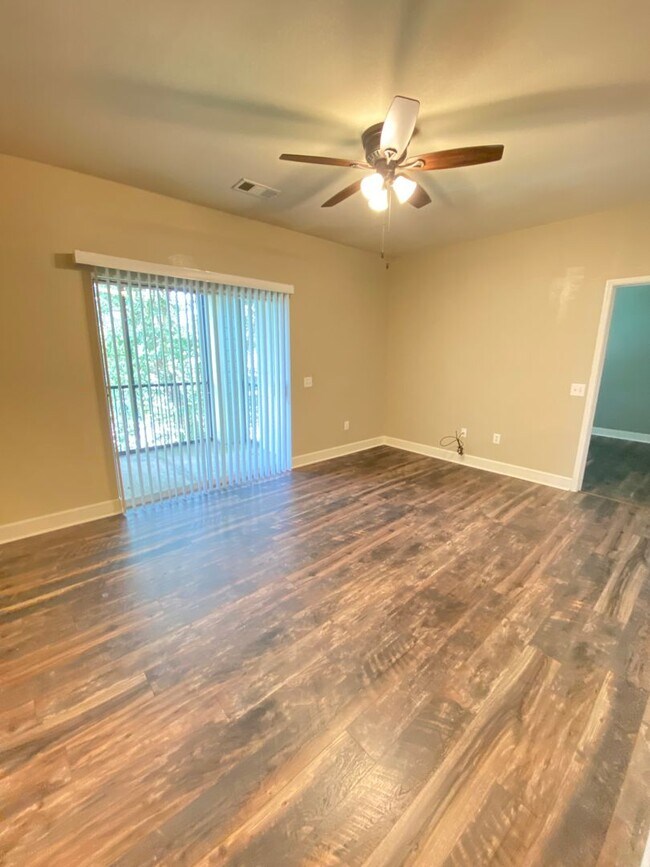 Building Photo - 3Bed/2Bath Available September 2025!