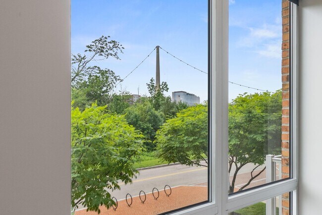 Building Photo - 105 N Riverview St