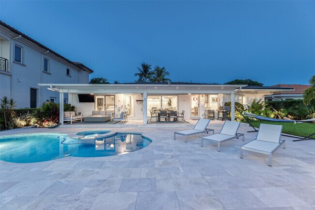 Building Photo - 2005 N Riverside Dr