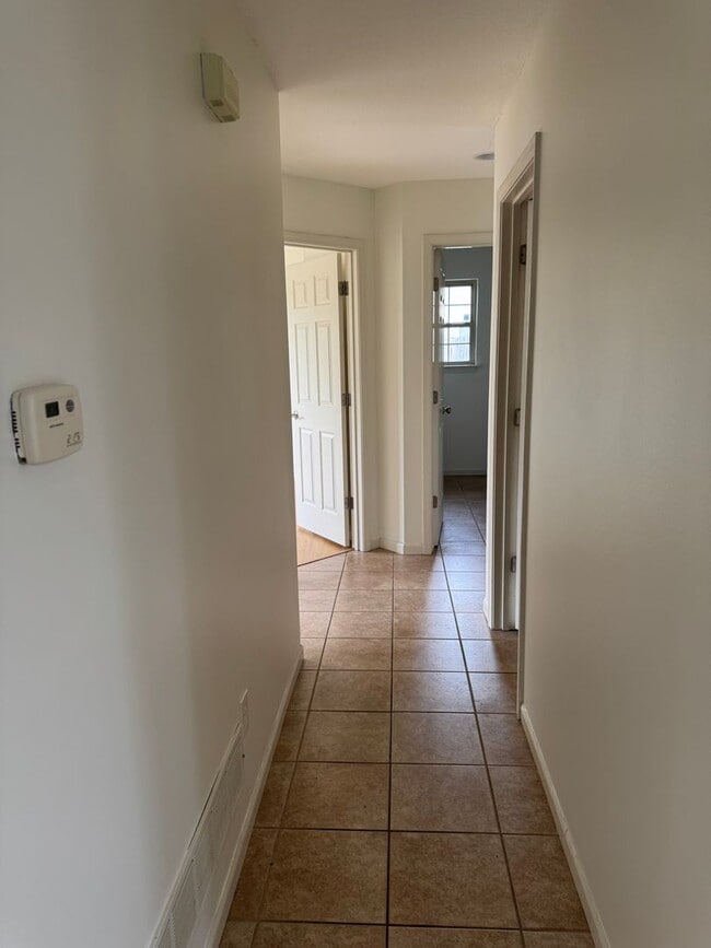 Building Photo - 3 bedroom 2 bath house