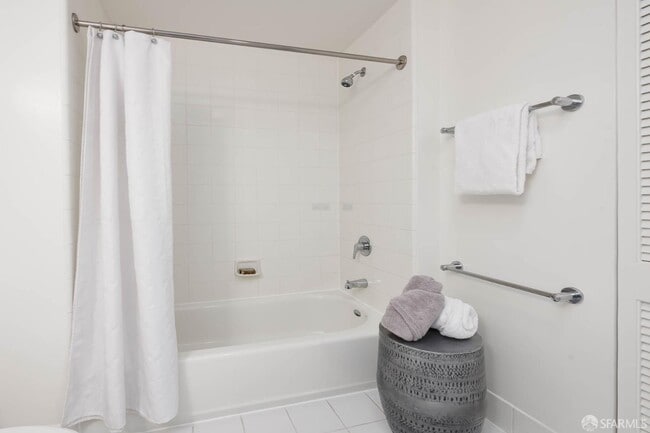 Building Photo - 250 King St