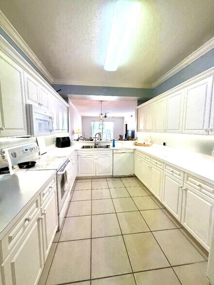 Building Photo - 8450 Kingbird Loop