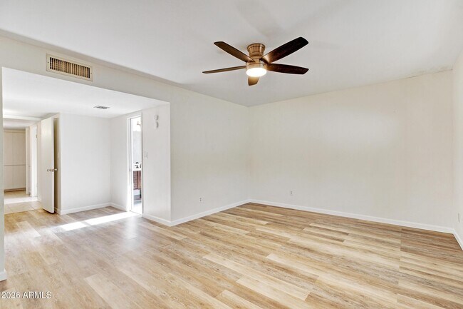 Building Photo - 1036 E Geneva Dr