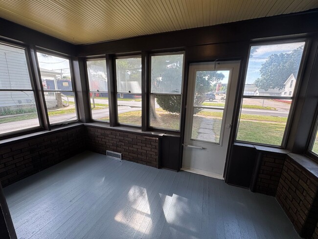 Building Photo - For Rent – 4 Bedroom Home in Moline (Hamil...