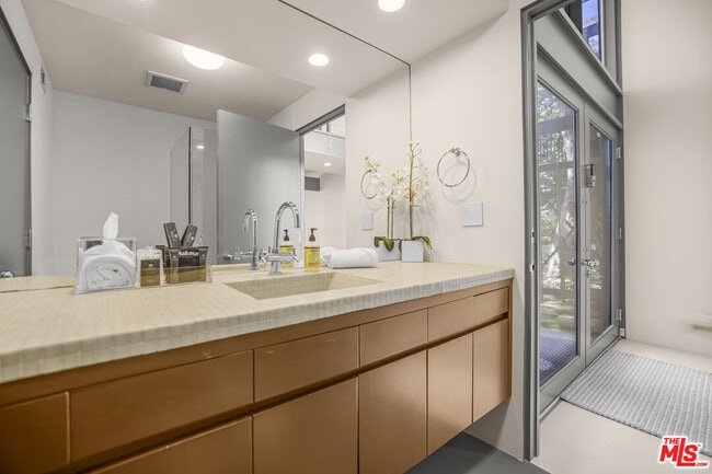 Building Photo - 9892 Beverly Grove Dr