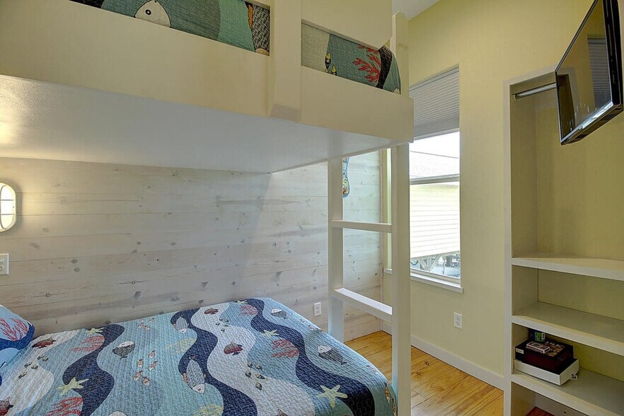 Building Photo - 1924 Eleventh Street-SI ID1023221P