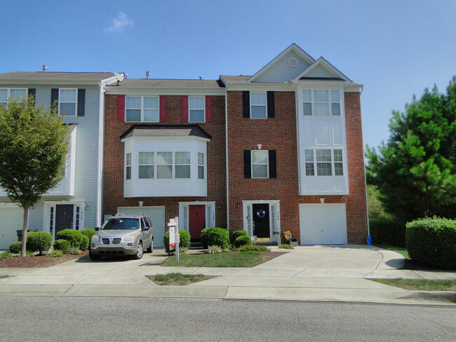 Building Photo - Spacious 3 Bedroom, 2.5 Bathroom Townhome ...