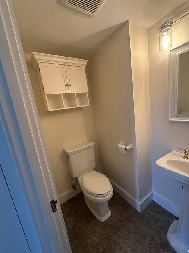 Building Photo - 799 River Rd