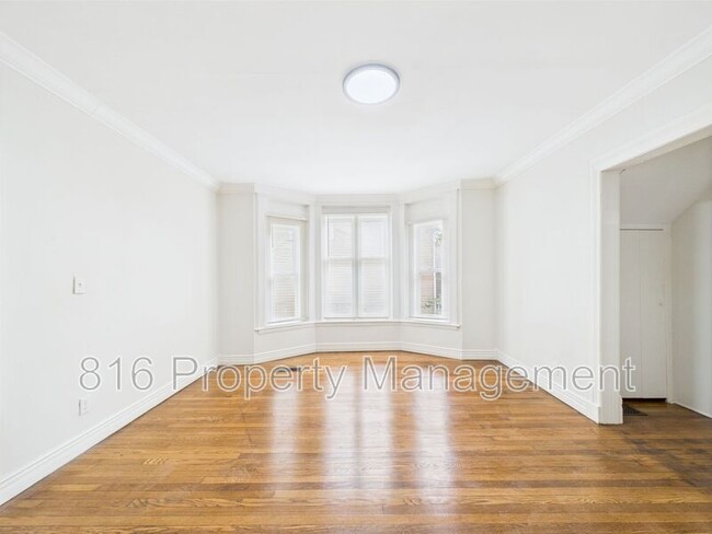 Building Photo - 633 S Fuller Ave