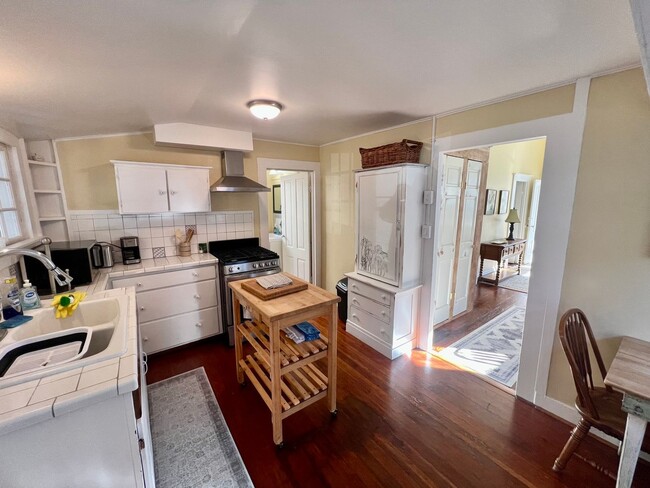 Building Photo - Charming 2 bedroom home in Pacific Grove!