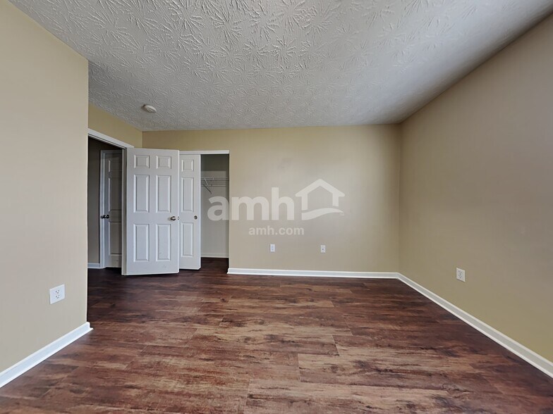 Building Photo - 5263 Summerset Dr