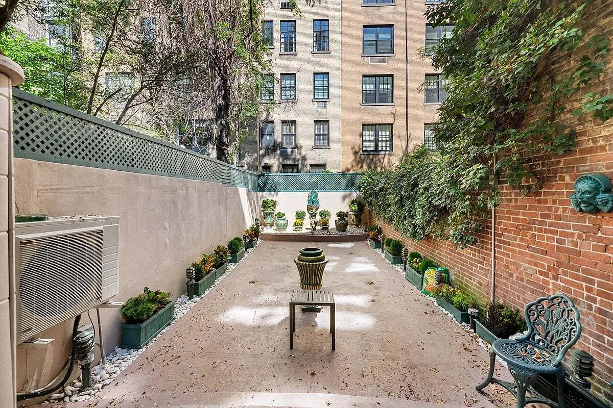 Building Photo - 163 E 71st St