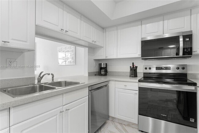 Building Photo - 520 Brickell Key Dr