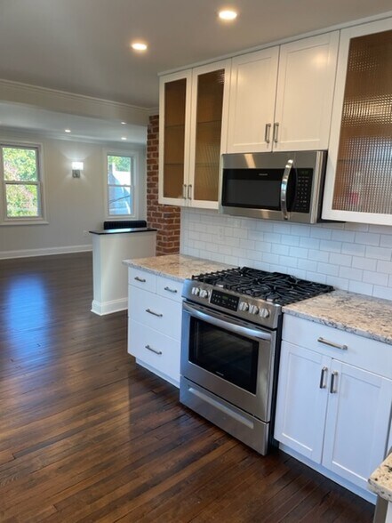 Building Photo - 32 Oakland St