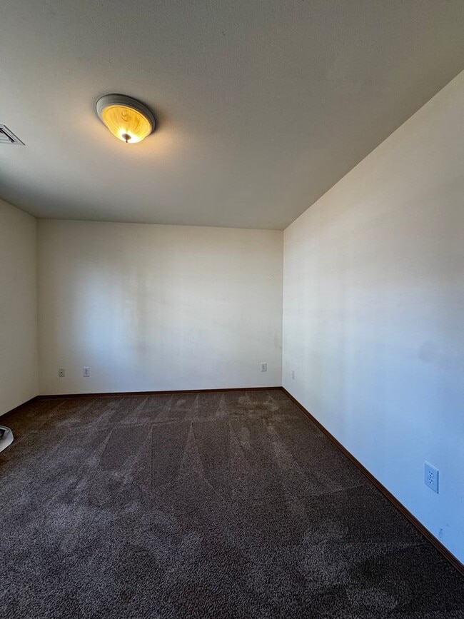 Building Photo - 707 W 11th Ave
