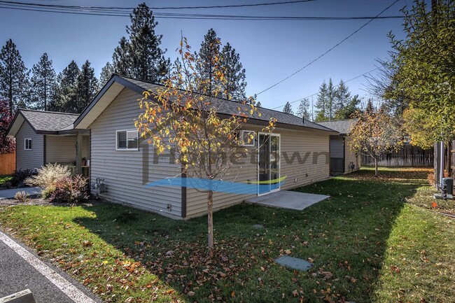 Building Photo - Newer 2 Bed 1 Bath Cottage Centrally Locat...