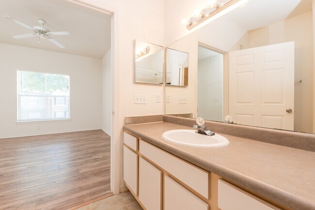 Building Photo - 6025 Westgate Dr