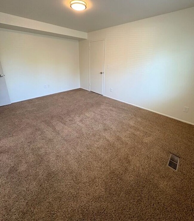 Building Photo - 2 Bedroom Apartment in Holladay!