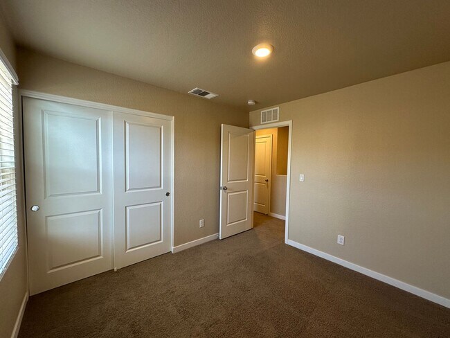 Building Photo - Adorable Lemmon Valley Townhome!
