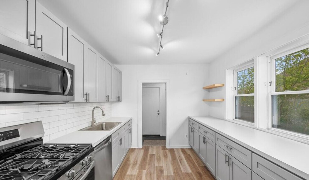 Building Photo - 911 Zeeland Ct NE