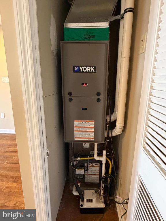 Building Photo - 15 W Floral Ave