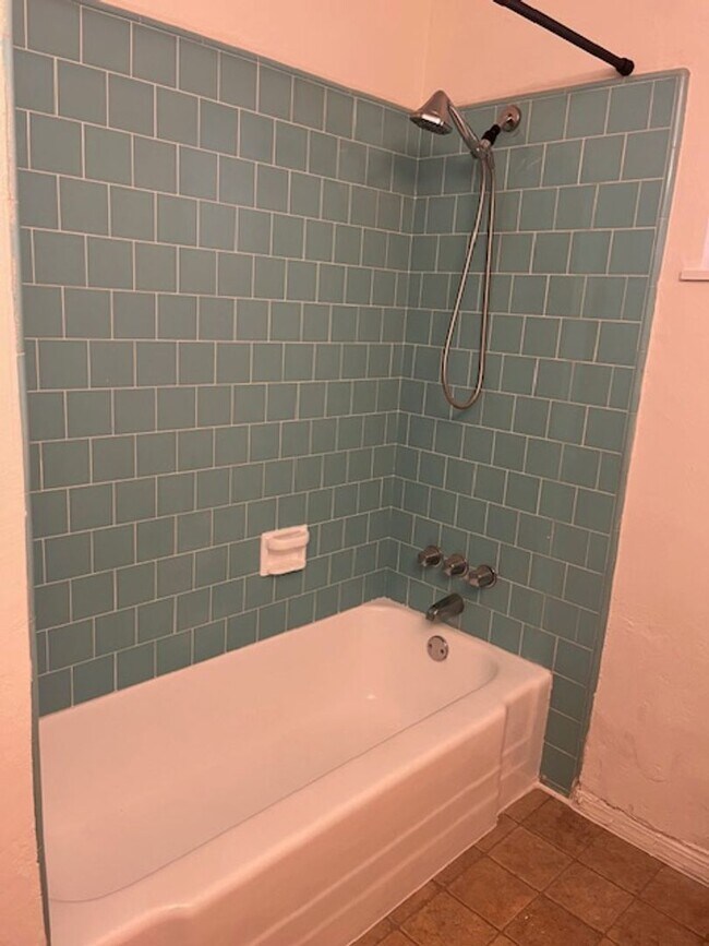 Building Photo - HT-406-410