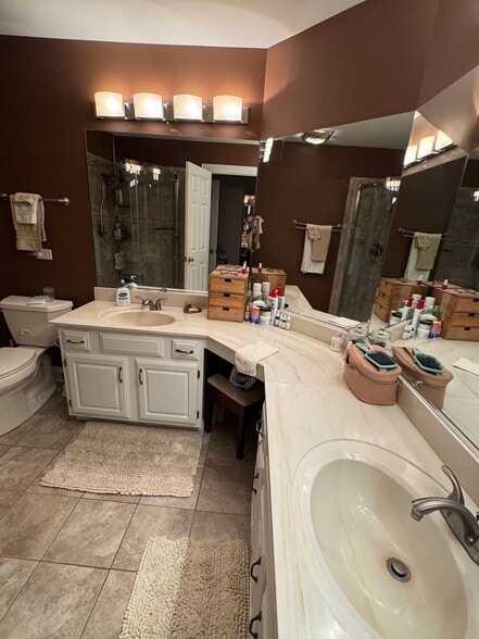 Master bathroom - 155 Stirling Ln